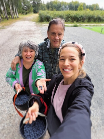 Luisana Lopilato y su familia recolectaron arándanos