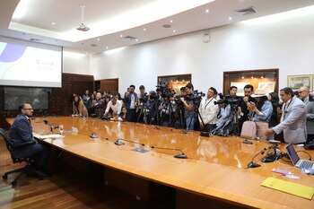 El secretario jurídico de la Vicepresidencia de Ecuador durante sus declaraciones a la prensa.