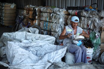 El Gobierno disolvió la comisión de coordinación y el fondo nacional que correspondían al programa (Foto: REUTERS/Agustin Marcarian)