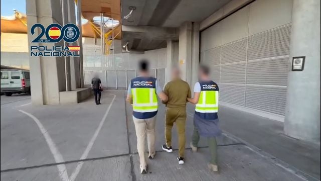 Policía Nacional custodia a un narcotraficante a su llegada a España para su ingreso en prisión. (Policía Nacional)