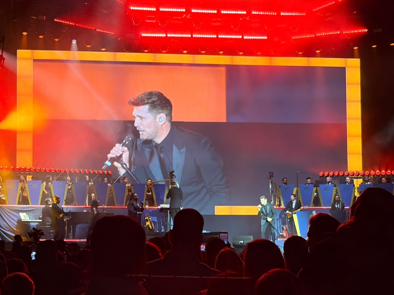 Michael abrió el show con