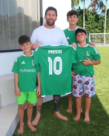 Lionel Messi con la camiseta de Cornellà