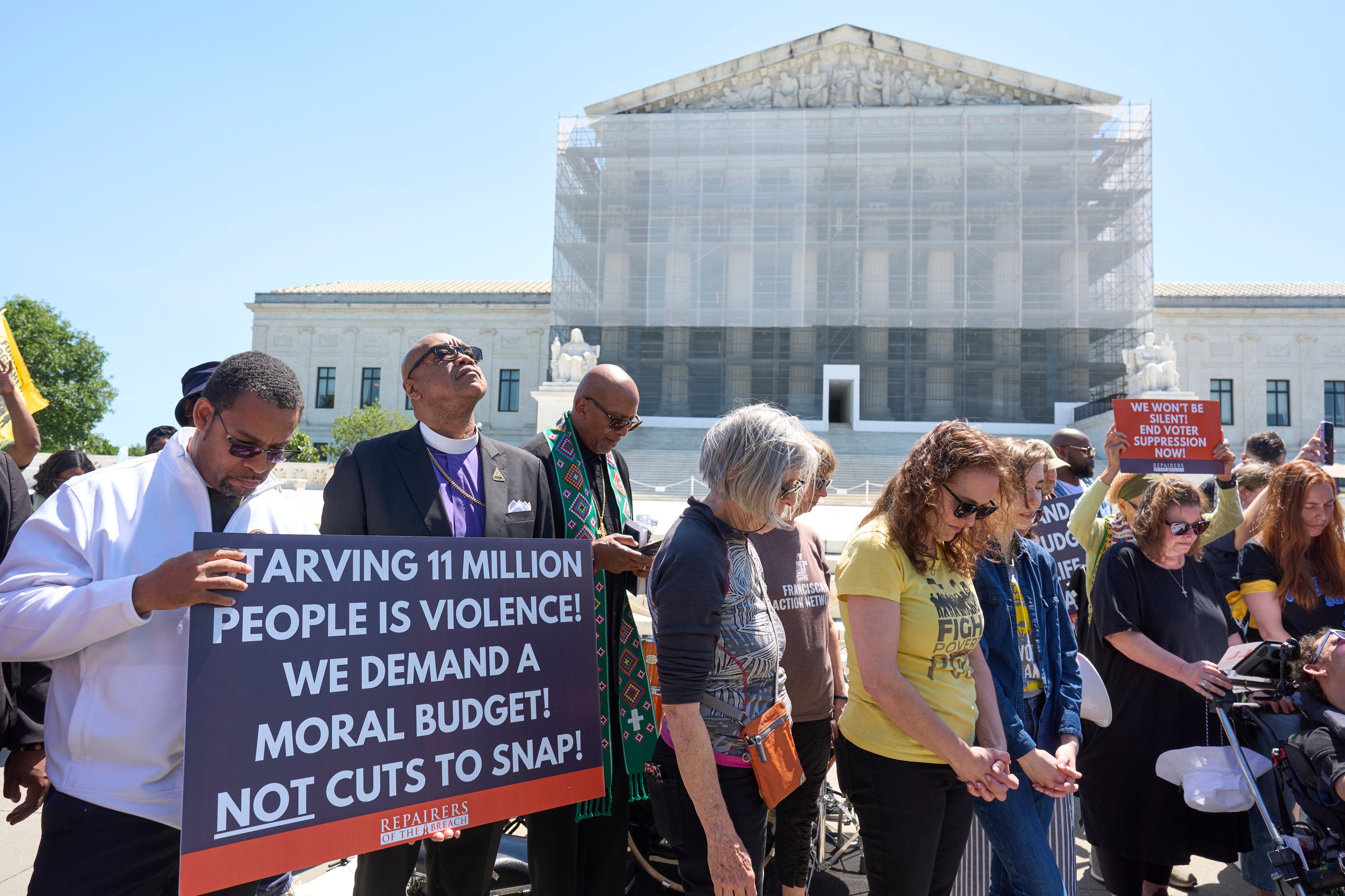 Activistas de la Campaña de los Pobres protestan contra las reducciones de gastos en Medicaid, cupones de alimentos y ayuda federal del proyecto de ley de gastos e impuestos del presidente Donald Trump en el que trabajan esta semana los republicanos del Senado, fuera de la Corte Suprema en Washington, el lunes 2 de junio de 2025. (AP Foto/J. Scott Applewhite)