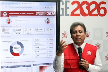 El coordinador legal del gabinete de asesores del JNE, Jorge Valdivia, habla en una rueda de prensa este lunes, en Lima (Perú). EFE/ Paolo Aguilar