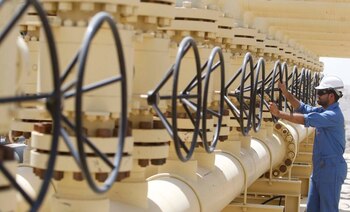 Un trabajador ajusta una tubería