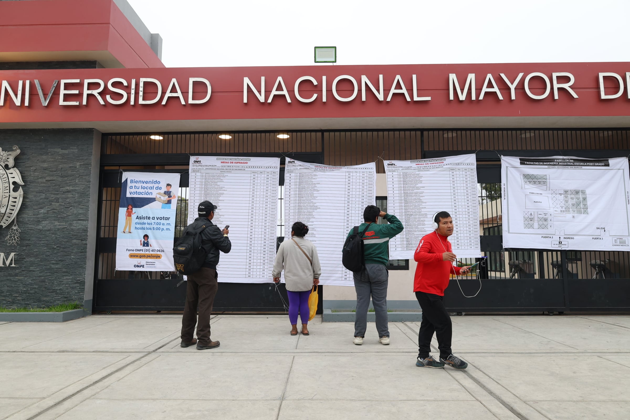 Ciudadanos consultan mesas de sufragio y padrones electorales en la Universidad Nacional Mayor de San Marcos durante una jornada de votación. (Paula Díaz Elizalde)