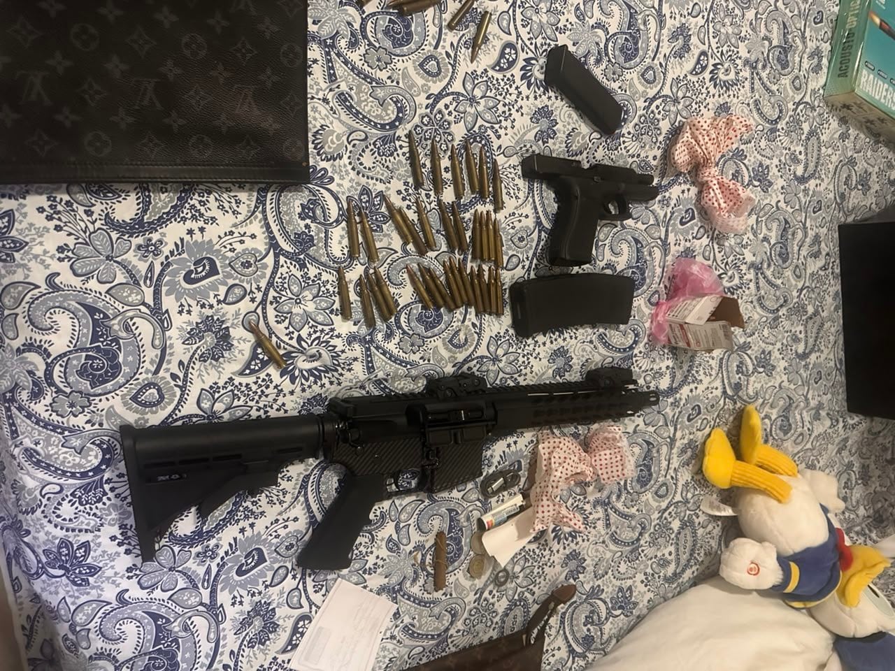 El cargamento decomisado incluyó un fusil de asalto y una pistola marca Glock calibre nueve milímetros. (Foto cortesía Policía Nacional)