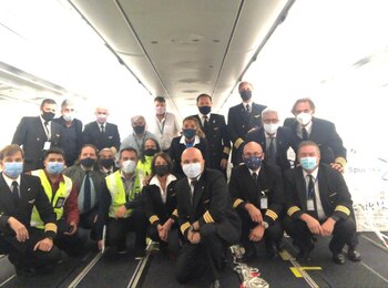 Fernanda Coronel (centro) junto al