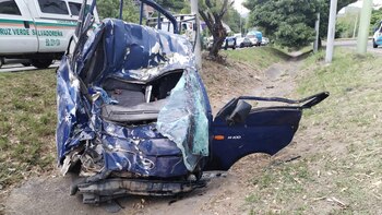 Voluntarios y paramédicos actuaron de manera coordinada para liberar a una persona atrapada mientras equipos especializados desplazaron a los involucrados para su atención (Foto cortesía Comandos de Salvamento)