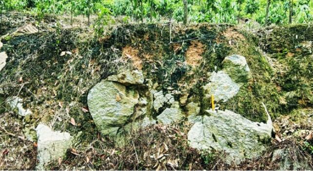 El cráter se formó durante el Holoceno, hace entre 11.700 y 8.000 años, cuando finalizó la última gran glaciación de la Tierra