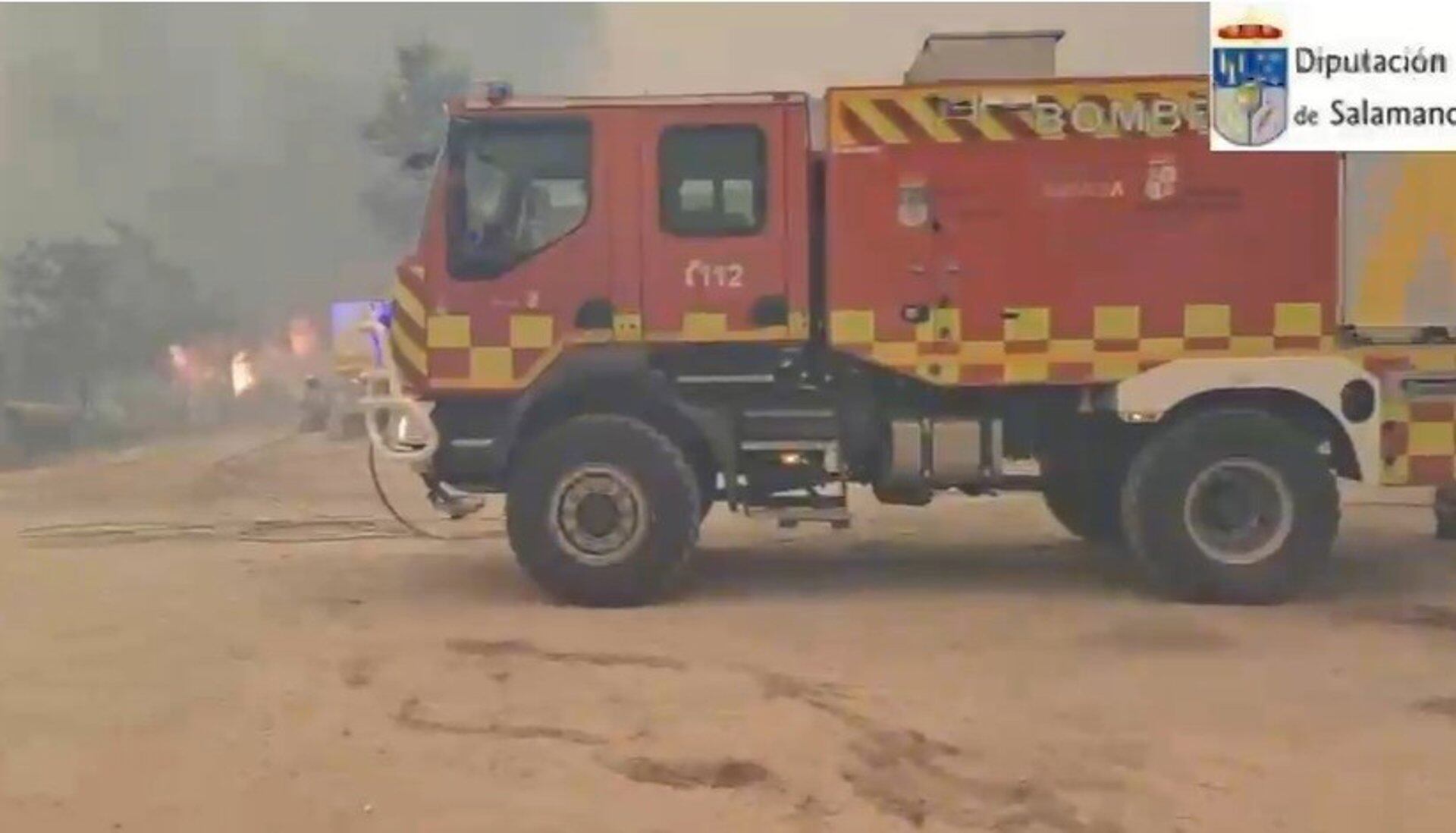 Sucesos- Los Bomberos de la Diputación de Salamanca rescatan a 20 perros atrapados por el fuego en Cebreros (Ávila)