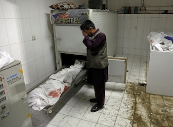 Un hombre llora junto al cadáver de un familiar en un hospital, tras un atentado ocurrido en Kabul. REUTERS/Stringer