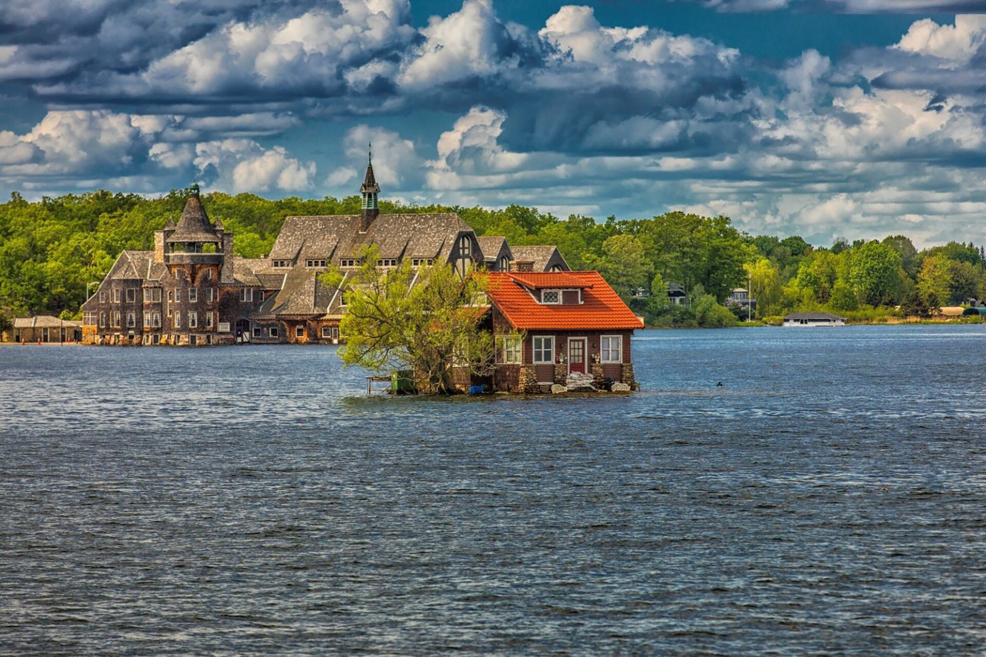 La isla Just Room Enough se encuentra en Alexandria Bay, Nueva York, dentro del archipiélago de las Mil Islas del río San Lorenzo