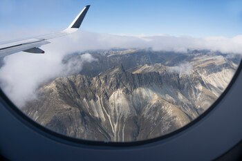 Ventana y cerca de las