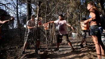 Con baldes de agua que