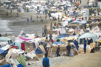 03/09/2026 Centenares de migrantes acampan en la playa del Trampolín, a 3 de septiembre de 2026, en Ceuta (España). La playa del Trampolín concentra un gran número de chabolas improvisadas pese al intento de traslado previo de personas migrantes a otros espacios habilitados. El lugar es utilizado también por Cruz Roja para el reparto diario de comida.
POLITICA
Marcos Moreno - Europa Press