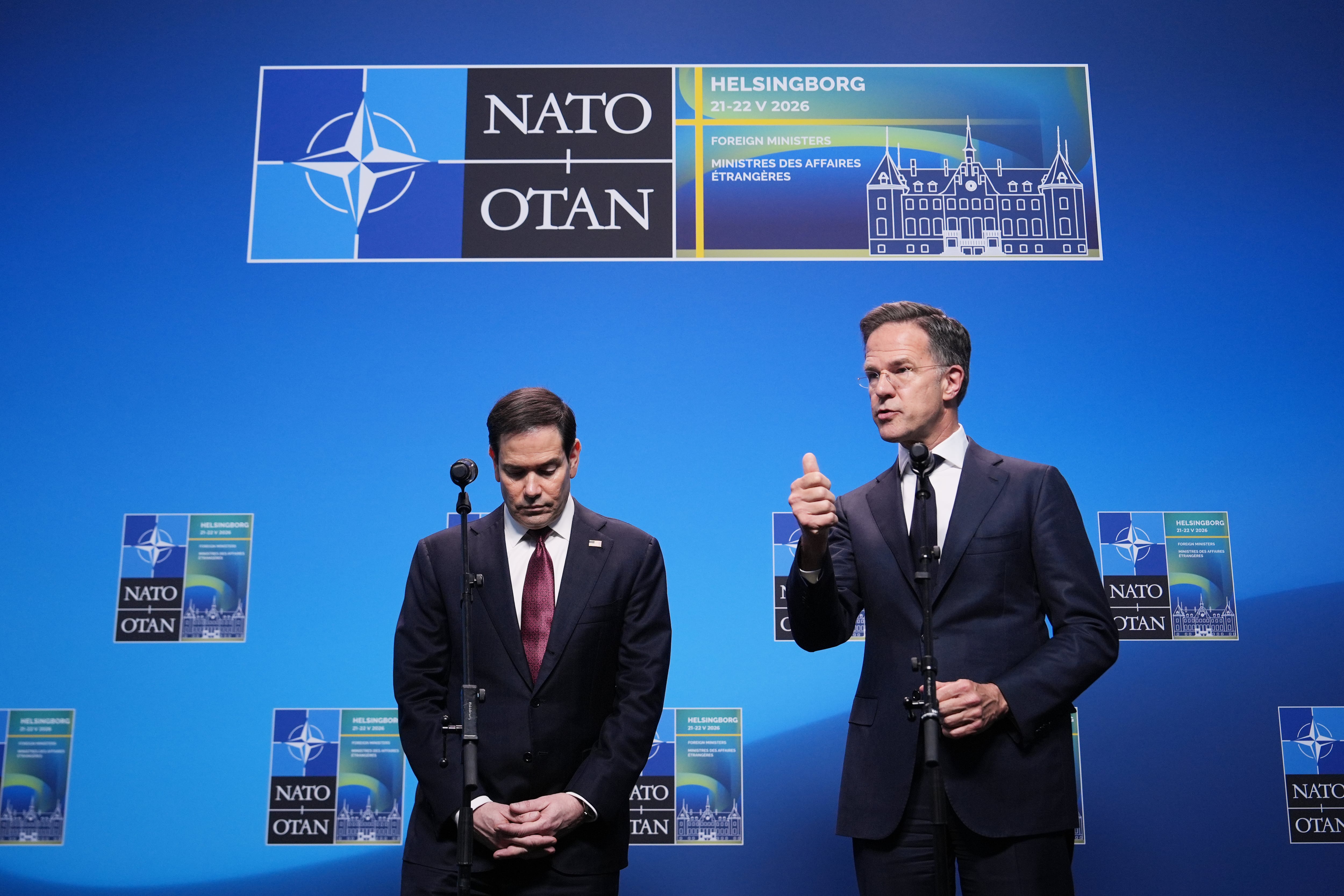 El secretario de Estado de Estados Unidos, Marco Rubio (izquierda), y el secretario general de la OTAN, Mark Rutte, ofrecen una declaración durante una cumbre de ministros de Exteriores de la alianza en Helsingborg, Suecia, el 22 de mayo de 2026 (AP Foto/Julia Demaree Nikhinson)