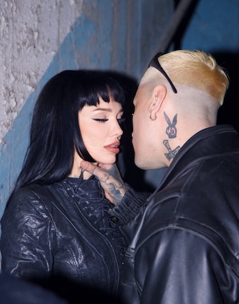 La pareja, con cueros negros y tatuajes a la vista, en una de las tomas más producidas del álbum