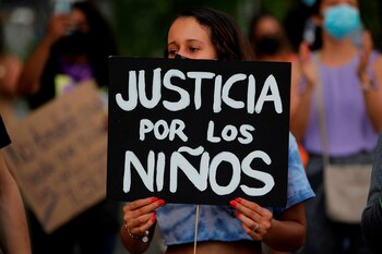 Manifestantes protestan frente a la sede de la Secretaría Nacional de Niñez, Adolescencia y Familia (Senniaf), contra los casos de abuso a menores ocurridos en albergues de dicha institución, en Ciudad Panamá. EFE/Bienvenido Velasco/Archivo