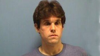 El sacerdote Travis Clark, de