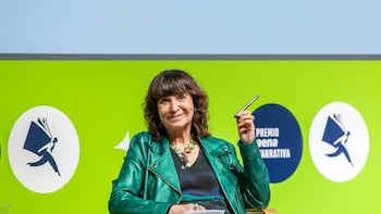 La reflexión de Rosa Montero sobre el deseo de ser otro: “El tiempo es un jardinero loco que se encarga de ir podando los brotes tiernos de nuestras otras vidas”