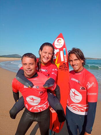 Sarah al lado de sus