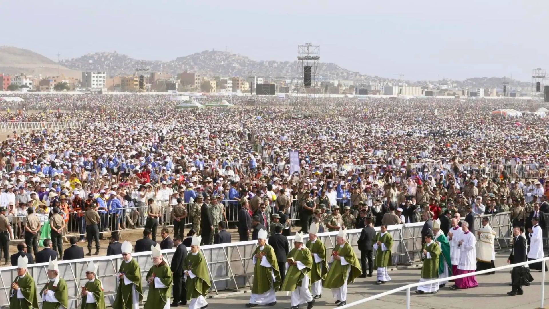 Una procesión de obispos y sacerdotes avanza frente a miles de fieles reunidos en la Base Aérea Las Palmas de Lima durante la misa del papa Francisco en 2018. en este mismo escenario, el pontífice León XIV presidirá la Homilía del 16 de noviembre de 2026. (Andina)