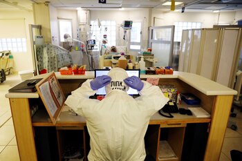 Una empleada del hospital arregla