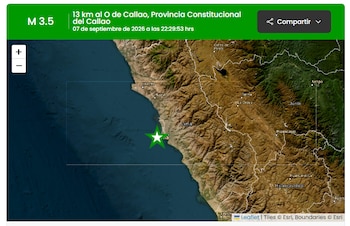 Mapa satelital de la costa de Perú con una barra superior verde y una estrella verde que indica una ubicación en el océano Pacífico