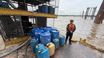 Incautaron 1.845 galones de combustible en el río Amazonas, en Leticia, tras operativo con la Marina de Perú
