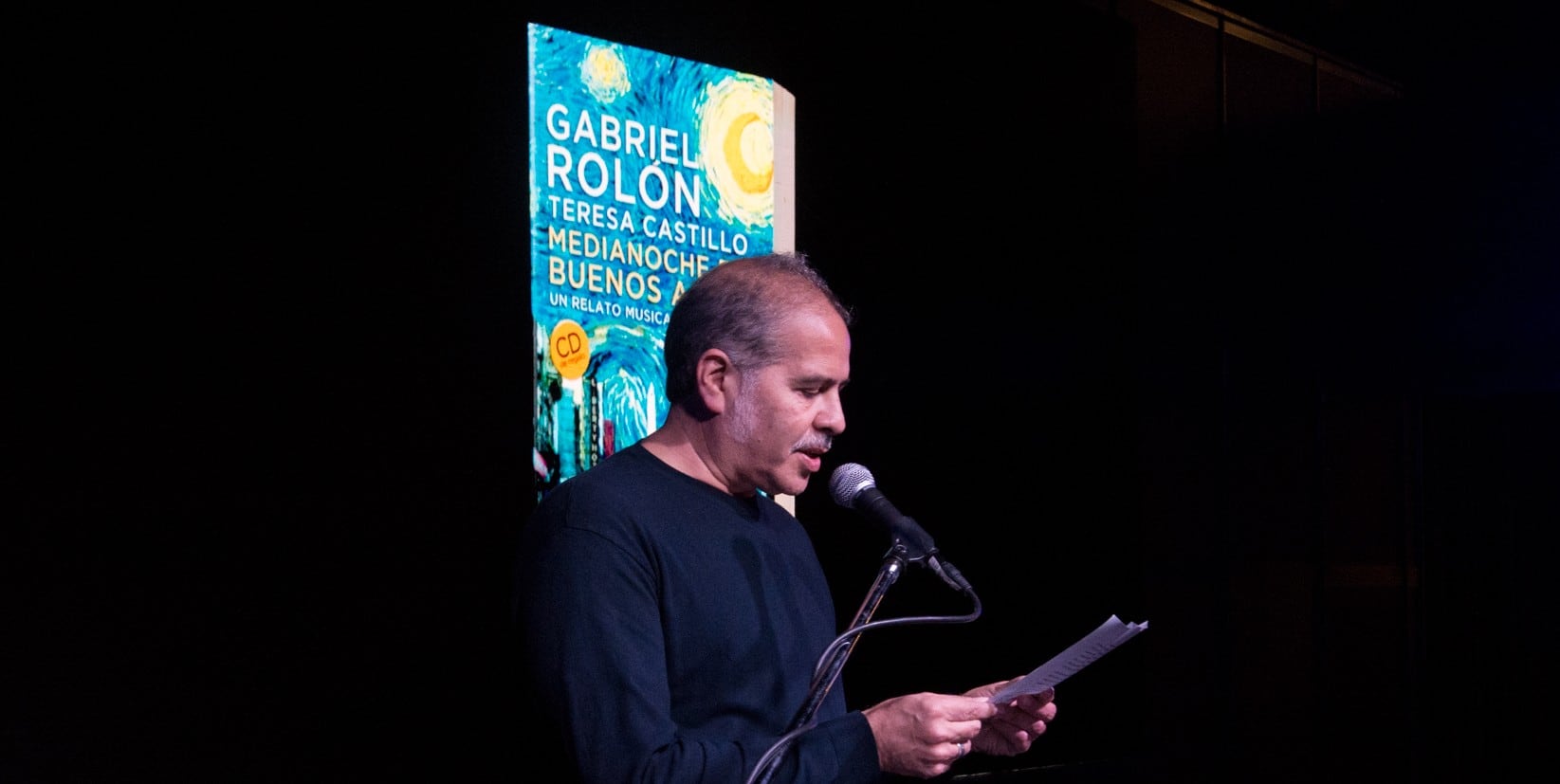 Mariano Valerio lee su carta a Gabriel Rolón en la Feria del Libro.