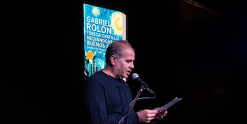 Mariano Valerio lee su carta a Gabriel Rolón en la Feria del Libro.