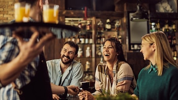 Así comen los jóvenes en España: menos alcohol, más comida de supermercado y TikTok como guía gastronómica