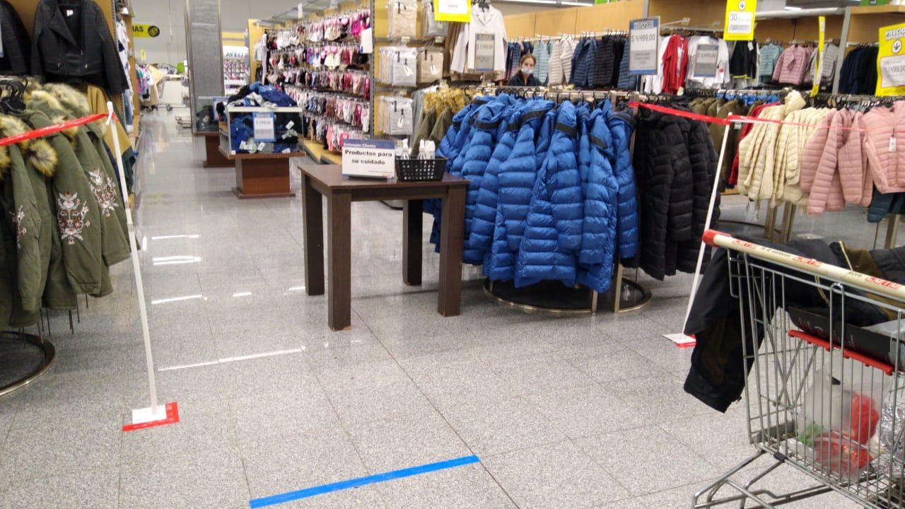 La venta de indumentaria textil sufrió una dura caída interanual en junio, incluso en términos nominales.