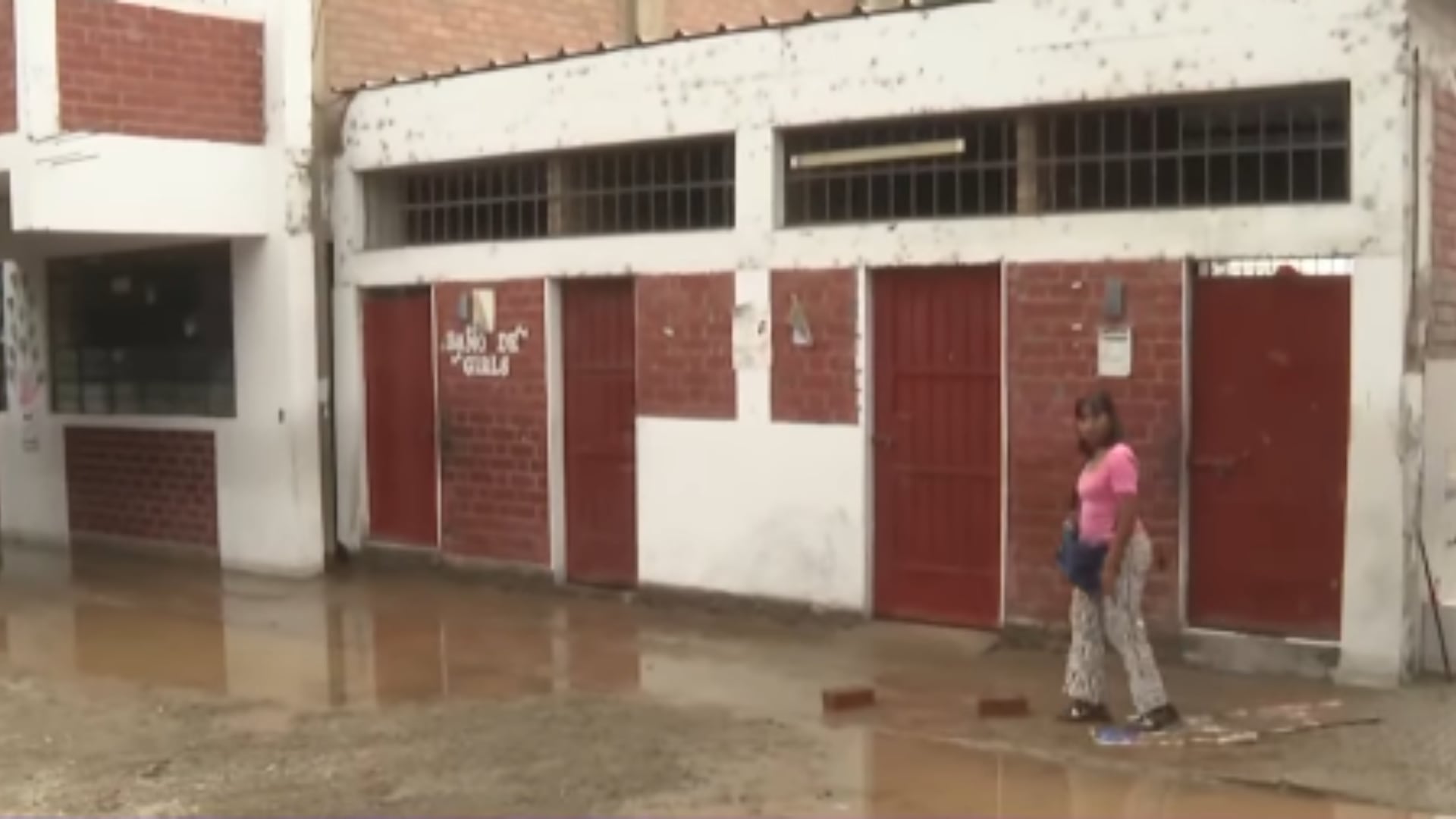 Padres y docentes exigen acción: añego deja tres mil alumnos sin clases en Fe y Alegría 25| TV Perú