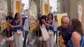 La mujer fue retenida por los turistas hasta la llegada de la policía - crédito @LaJornadaco / X