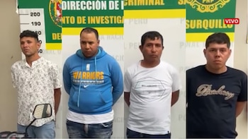 Cuatro hombres de pie, de frente, con las manos atrás. Fondo verde con un escudo de Perú, un medidor de altura y texto. Motocicleta visible abajo izquierda