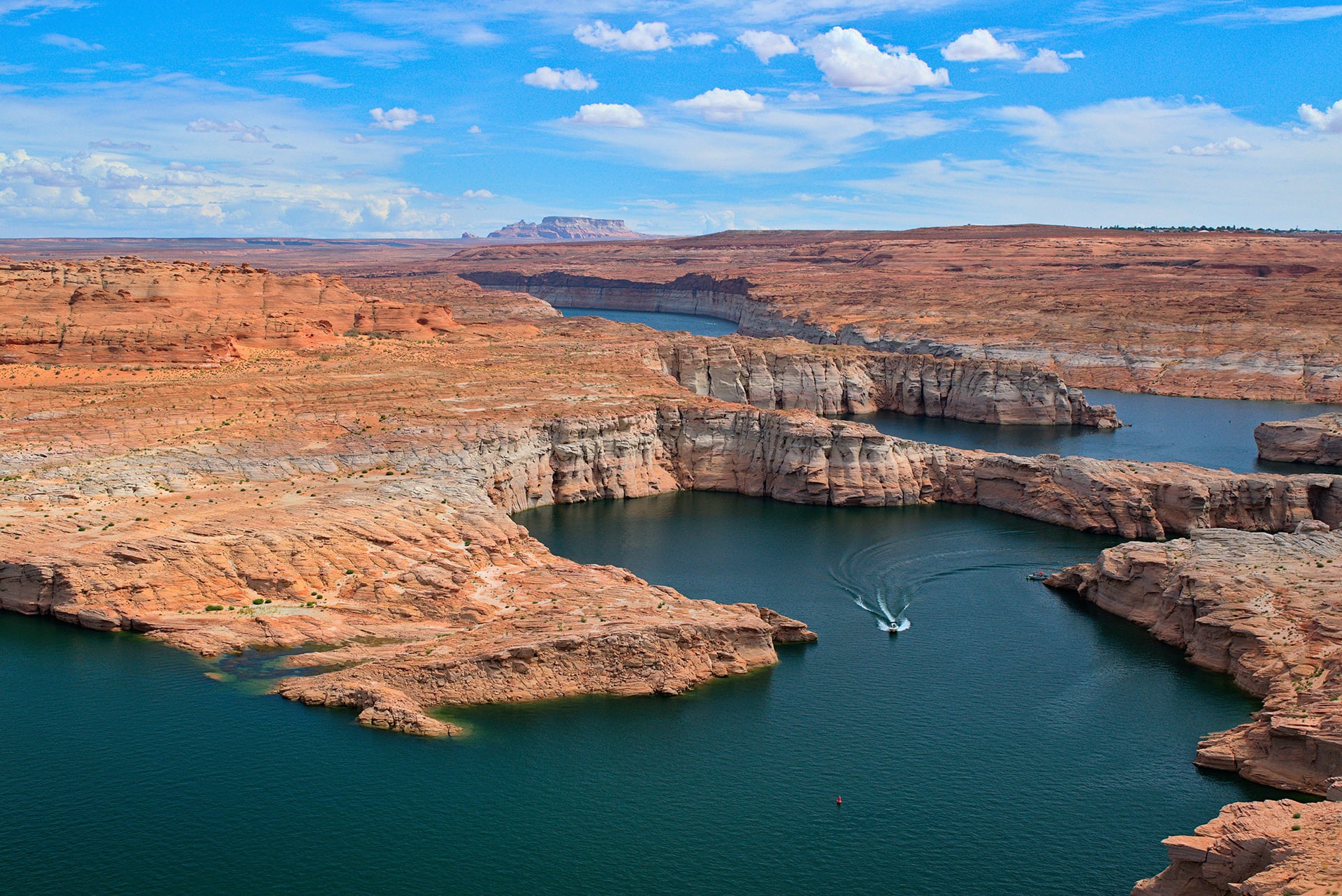 Lake Powell ofrece paisajes impactantes entre Arizona y Utah con cañones y aguas turquesa ideales para actividades al aire libre (Unsplash)