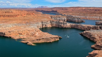 Entre aguas azuladas y cañones rojos: así es Lake Powell, el destino que convierte el desierto en un oasis