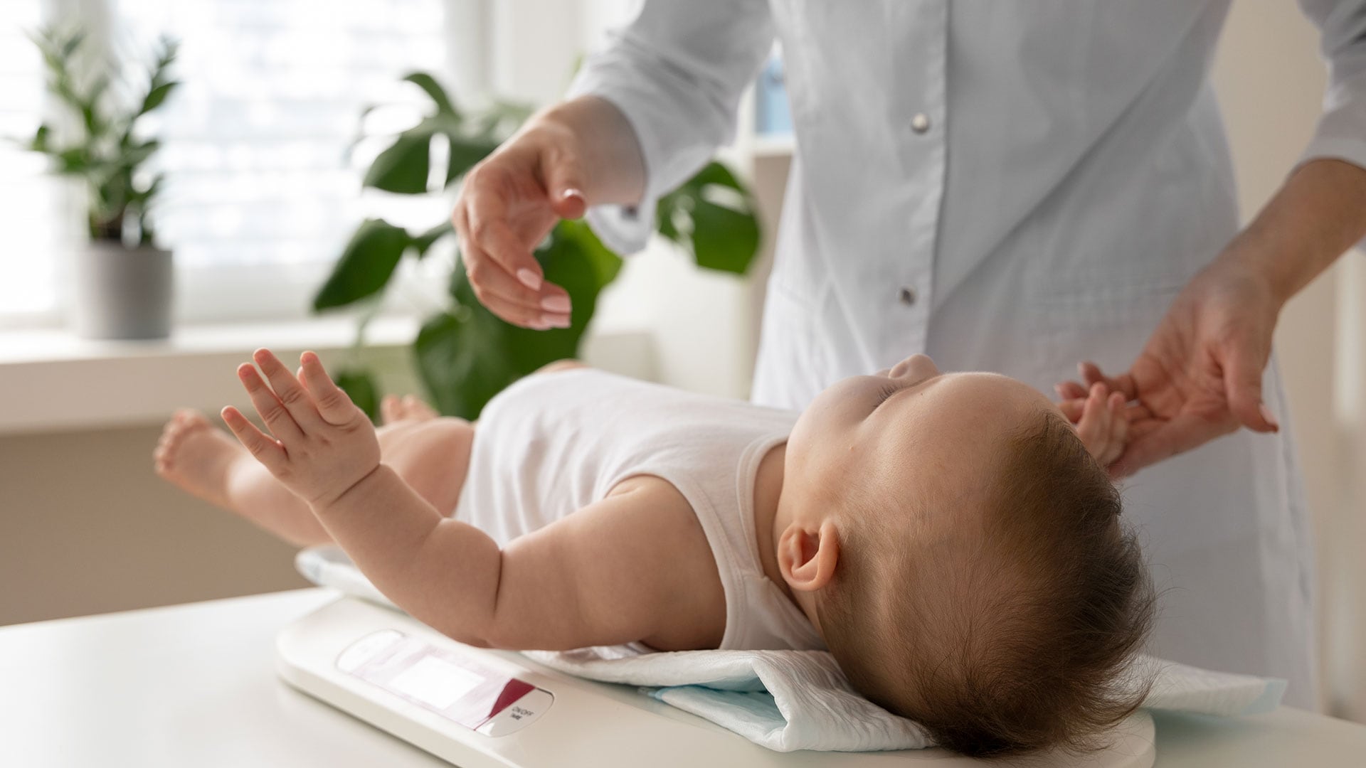 Es importante mantener a los bebés lo más tranquilos posibles, pero en caso de sospecha tener en cuenta los síntomas.