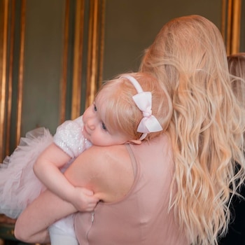 La pequeña completó su look