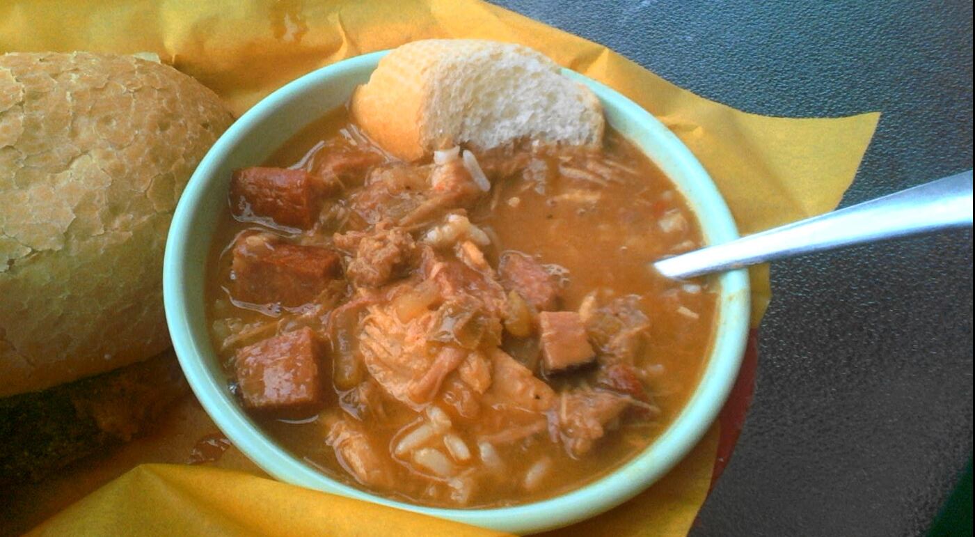 Gumbo con un poco de arroz y sin galletas, una comida típica en Louisiana. (Wikipedia)