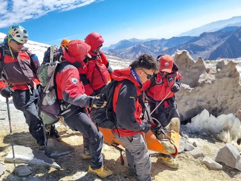 El personal médico diagnosticó mal agudo de montaña y edema de pulmón en el afectado