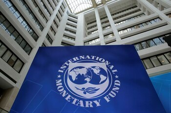 "Si las inversiones son de alta calidad y si la actual carga de la deuda pública y privada no menoscaba la respuesta del sector privado a los estímulos”, el crecimiento del PBI y el empleo se verán potenciadas, destaca el último Monitor Fiscal del FMI (Reuters)