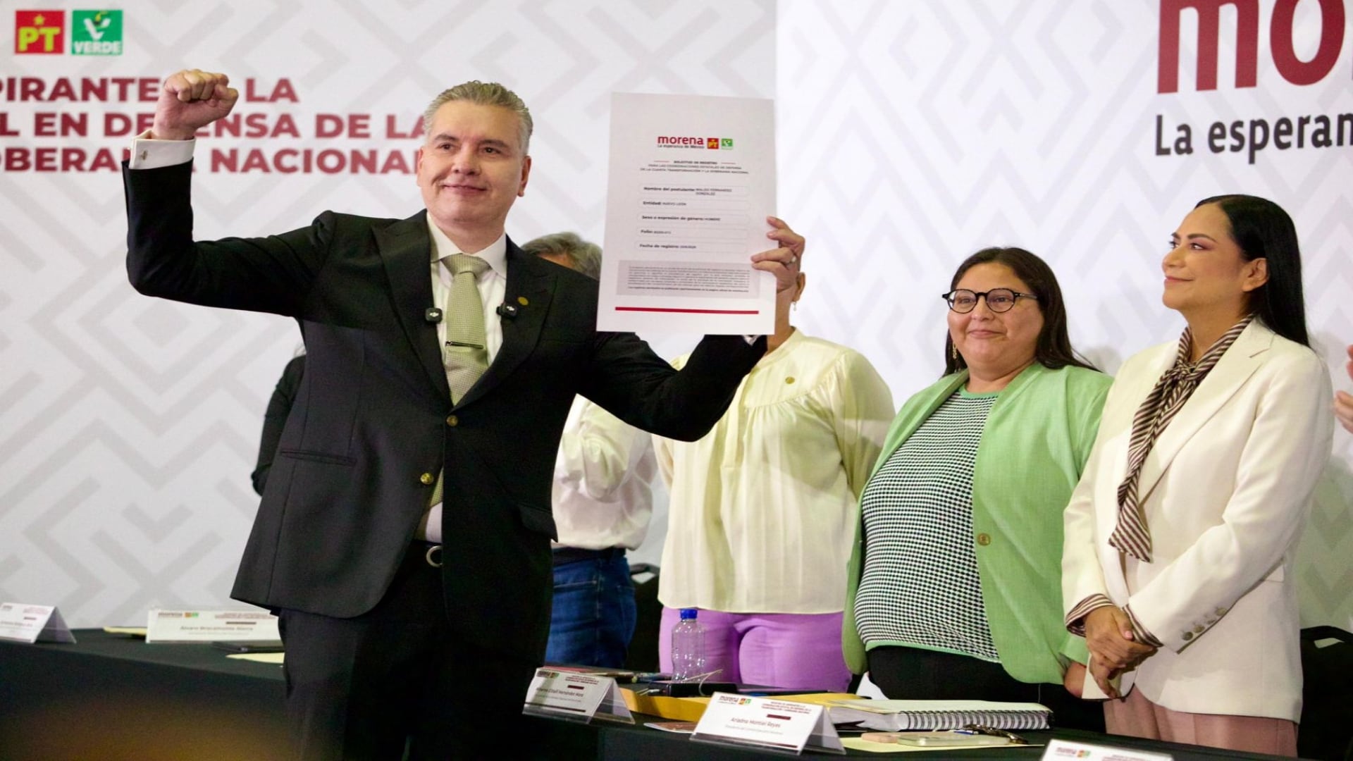 El senador Waldo Fernández felicitó a Clara Flores y reconoció su triunfo en el proceso interno. (Cortesía)