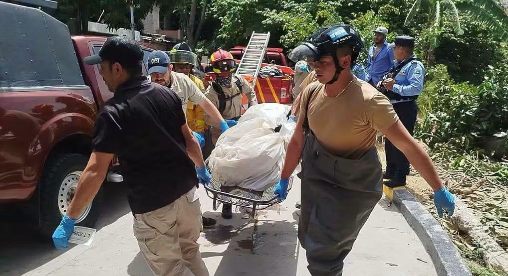 Personal de Medicina Forense inspeccionó la zona bajo el puente donde fue abandonado el cadáver de la adolescente de 16 años dentro de bolsas plásticas (Cortesía: Manuel Galicia).