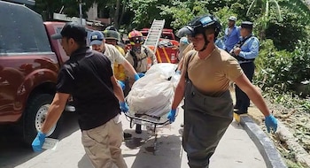 Personal de Medicina Forense inspeccionó la zona bajo el puente donde fue abandonado el cadáver de la adolescente de 16 años dentro de bolsas plásticas (Cortesía: Manuel Galicia).