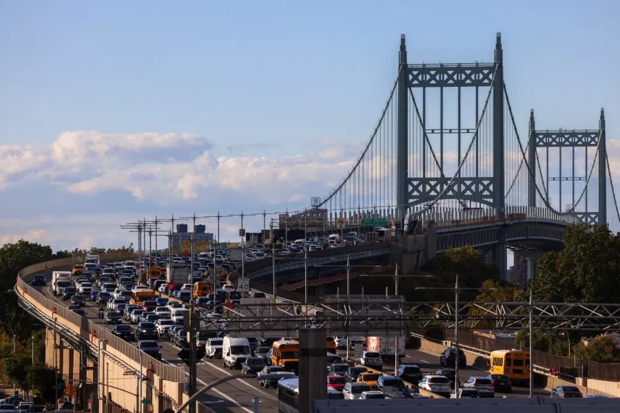 Miles de vehículos cruzan diariamente los principales puentes de Nueva York, donde la evasión del pago de peajes genera pérdidas millonarias para el sistema de transporte.