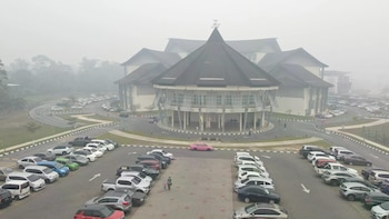 Indonesia intensificó los operativos contra los incendios forestales con 717 puntos calientes detectados, 112 detenidos y sanciones contra cinco empresas en Kalimantan (AP)