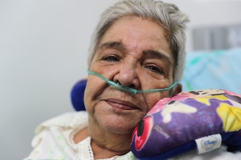 AME6002. CARACAS (VENEZUELA), 29/06/2026.- Marlene Santana, sobreviviente de los dos terremotos en Venezuela, posa durante una entrevista con EFE este lunes, en el Hospital Domingo Luciani, en Caracas (Venezuela). EFE/ Raúl Martínez